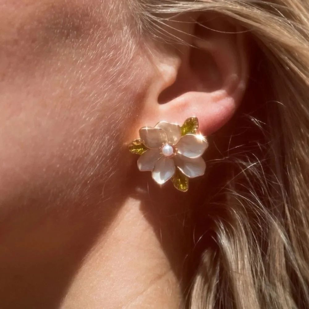 White flower earrings N485